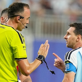 El cruce entre Messi y el árbitro en pleno Argentina-Suiza: