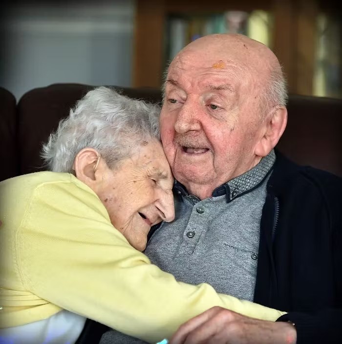 Mujer de 98 años se traslada a un geriátrico en Liverpool para continuar cuidando a su hijo Tom, de 80