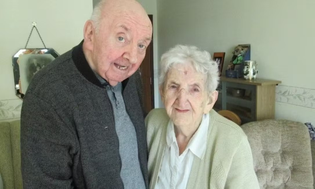 Mujer de 98 años se traslada a un geriátrico en Liverpool para continuar cuidando a su hijo Tom, de 80
