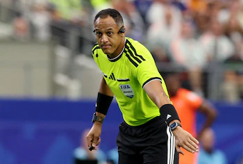 Ismail Elfath, árbitro principal de la semifinal entre Inglaterra y Argentina, nació en Casablanca y emigró a Estados Unidos a los 18 años (Reuters/Tim Heitman)