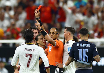 En el Mundial 2026, Elfath dirigió tres partidos antes de la semifinal, con actuaciones en fase de grupos y octavos de final que incluyeron dos penales cobrados a favor de Brasil (REUTERS/Daniel Becerril)