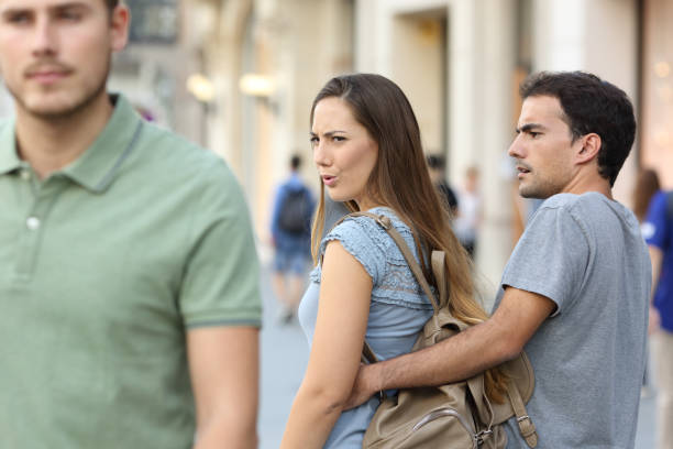 Mujer observa a otro hombre durante partido: qué revela realmente el video viral