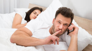 7 señales que revelan si un hombre es infiel