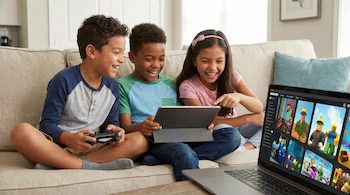 Tres niños sentados en un sofá usan consola, tableta y computadora portátil con Roblox en pantalla.