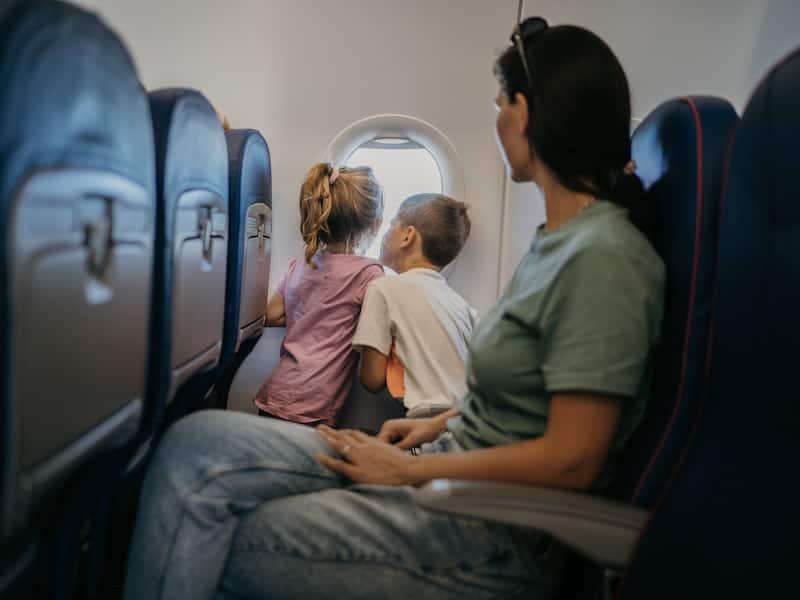 Asientos en Aviones y Familias: Cómo Actuar Cuando Te Piden Cambiar de Lugar - DK EaCash