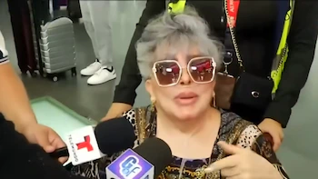La reconocida actriz tuvo un tenso encuentro con la prensa en el Aeropuerto Internacional de la Ciudad de México.