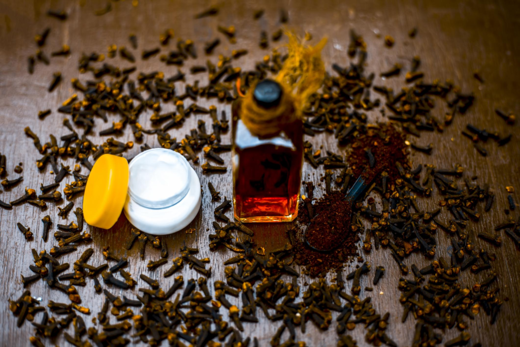 Colágeno en la piel: análisis de la combinación de clavo de olor, aceite Johnson y vaselina