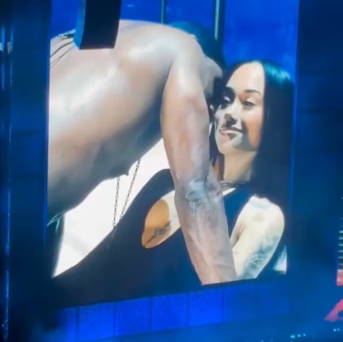 Usher retira del escenario a una fan por su incómoda reacción durante su show