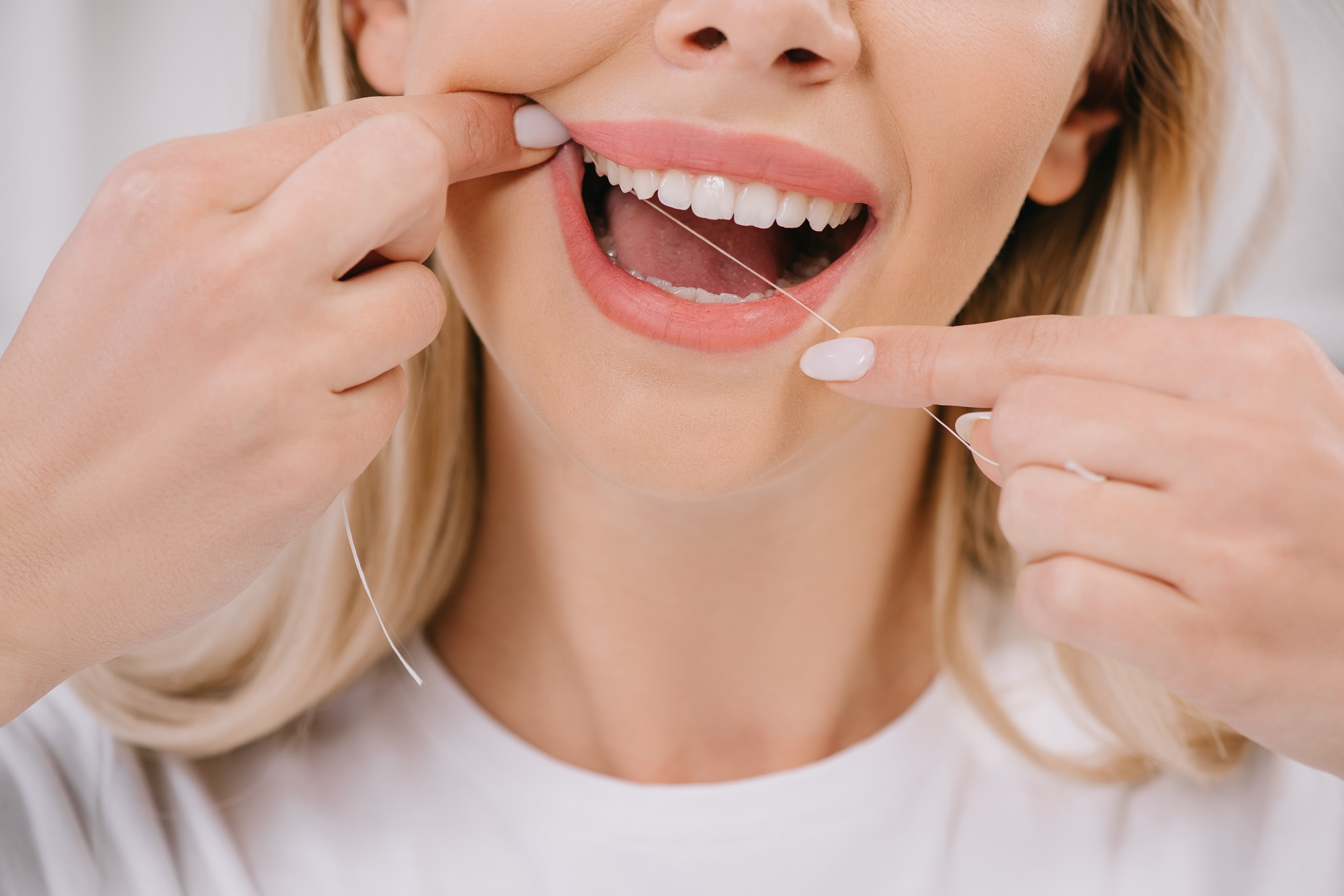 ¿Qué indican los puntos negros en las muelas y cuándo es necesaria la consulta con el dentista?