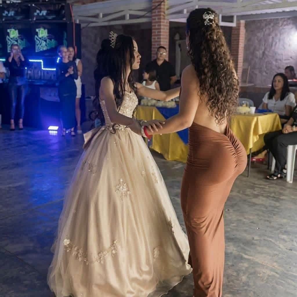 Foto viral en una fiesta de 15 años: qué se sabe realmente de la mujer que llamó la atención - DK EaCash