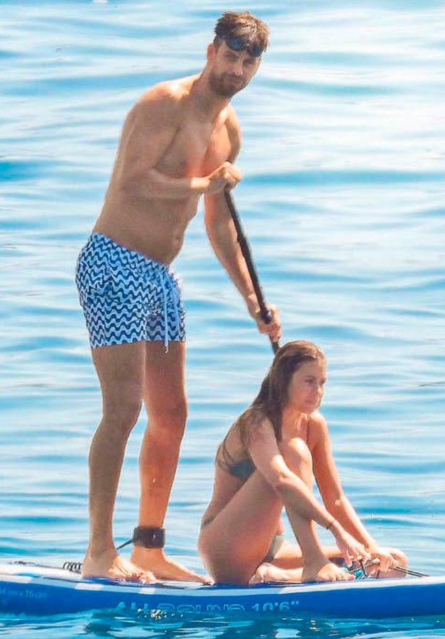Clara Chía reaparece en bikini durante sus vacaciones y vuelve a generar comparaciones con Shakira