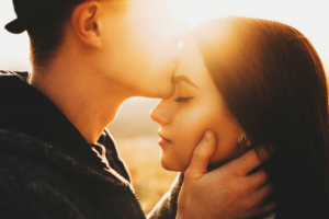 La importancia emocional de los besos en la frente al despedirse