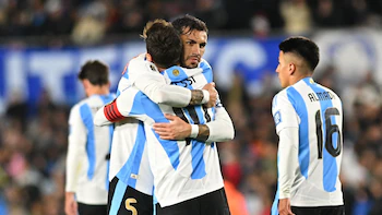 Leandro Paredes adelantó que viajará a Rosario para apoyar a Lionel Messi tras la muerte de su padre: “Lo sentimos como propio”