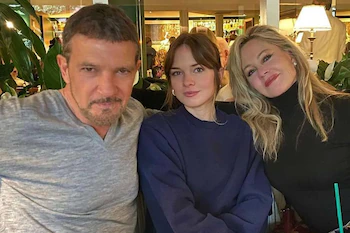 El artista español junto a Melanie Griffith y su hija Stella Banderas, de 29 años, quien nació en Marbella y se casó en España el pasado octubre (Instagram)