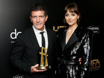 Dakota Johnson encontró en Antonio Banderas una figura paterna que marcó profundamente su vida desde la infancia (REUTERS/Danny Moloshok)