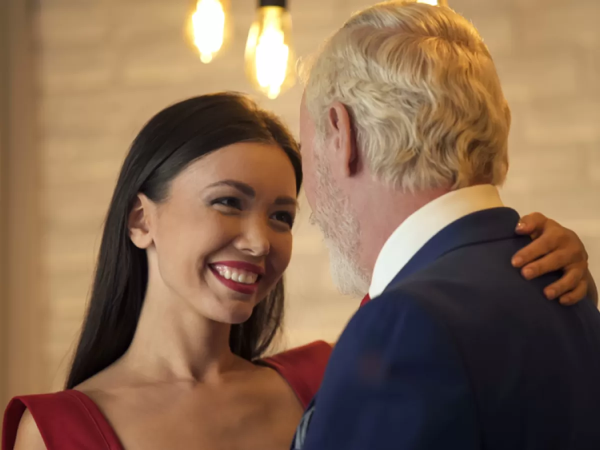 Por qué algunas mujeres jóvenes prefieren estar con hombres mayores? | Psychology Today en español