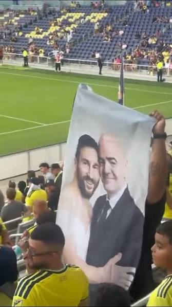 👀🔥 ¡MESSI, INFANTINO… Y UNA PANCARTA QUE NO PASÓ DESAPERCIBIDA! Un fanático de Nashville le puso picante al momento con una pancarta en la que aparecen Messi y Gianni Infantino… ¡justo frente