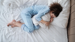 Descubre por qué dormir del lado derecho puede ser perjudicial para tu salud