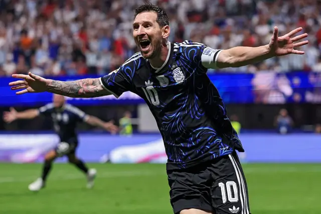 Messi celebrando