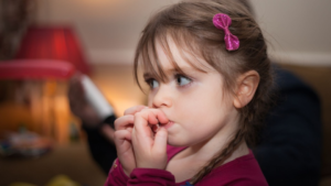 Por qué algunos niños suelen morderse las uñas
