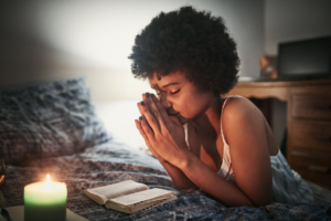 Por qué deberías colocar un rosario bajo tu almohada al dormir