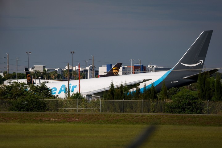 El accidente atrapó al piloto y al copiloto en la cabina y a algunos ocupantes en automóviles. Foto: Bloomberg