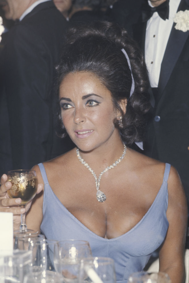 Elizabeth Taylor en los Oscar 1970: una imagen icónica que perdura en la historia