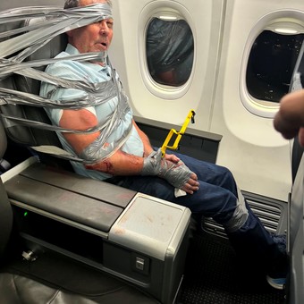 Tensión y violencia en pleno vuelo: un pasajero alcoholizado atacó a una azafata y otros viajeros, obligó a desviar el avión y terminó atado con cinta adhesiva