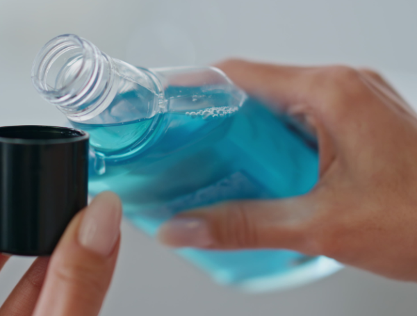 Expertos indican que, el enjuague bucal puede ayudar a prevenir la gingivitis al combatir las bacterias en la boca.
