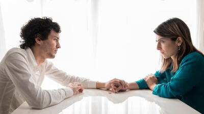Pareja agarrada de la mano.jpg