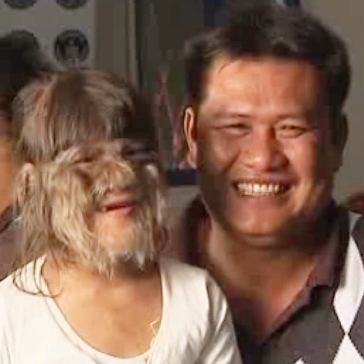 Nat Sasuphan junto a su padre en 2001. (Facebook: Guinness World Records)