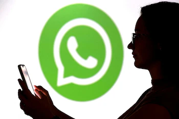 El cobro no recaerá sobre los usuarios que escriben a una empresa, sino sobre las compañías que utilizan la plataforma empresarial. (Foto: REUTERS/Dado Ruvic/Illustration/File Photo)