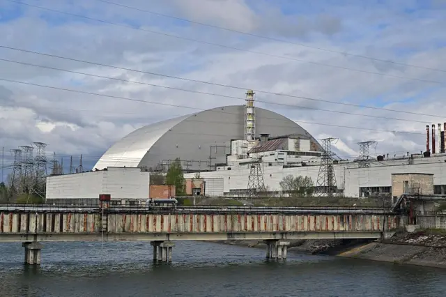 Una vista panorámica del domo del reactor 4 de Chernóbil