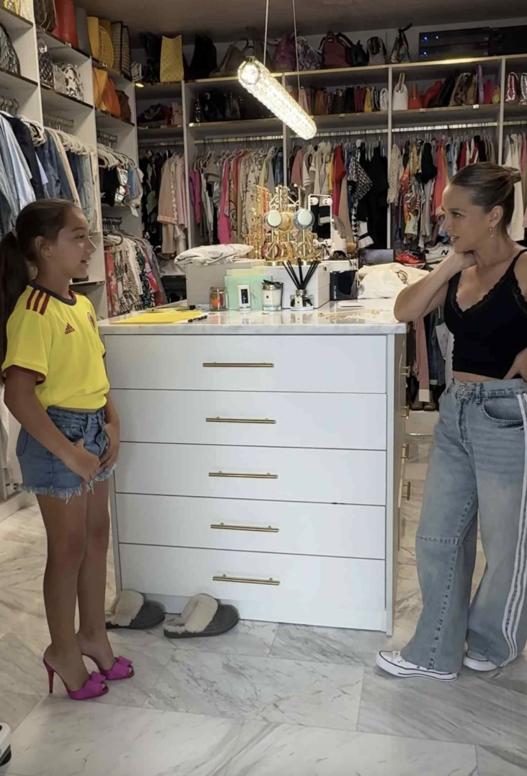 La foto de la hija de Adamari López que desató debate por sus tacones a los 10 años