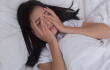 Mujer acostada en su cama con insomnio