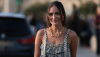 street style invitada luce un top de punto gris con estampado y volantes, y joyas de oro, durante el desfile de Louis Vuitton Womenswear Spring:Summer 2025 como parte de la Semana de la Moda de París el 1 de octubre de 2024.jpg