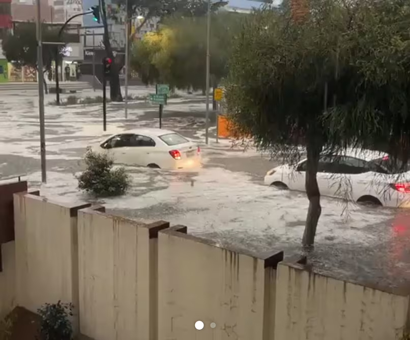 Fuertes lluvias causan inundaciones y arrastres de vehículos en Quito
