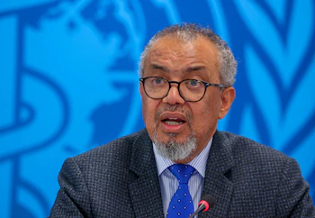 El director general de la OMS, Tedros Adhanom Ghebreyesus, anunció que el organismo colabora con Francia para esclarecer las vías de exposición al virus. (REUTERS/Denis Balibouse/File Photo)