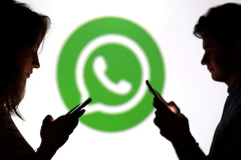 A partir del 30 de noviembre de 2026, WhatsApp dejará de funcionar en los iPhone que no sean compatibles con iOS 15.5. REUTERS/Dado Ruvic/Illustration/File Photo