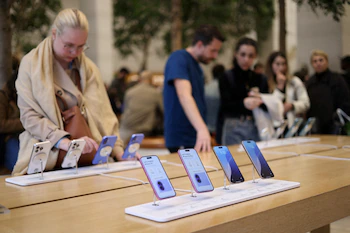 Hasta que entre en vigencia el cambio, WhatsApp mantiene el soporte para teléfonos con iOS 15.1 en adelante. REUTERS/Hollie Adams/File Photo
