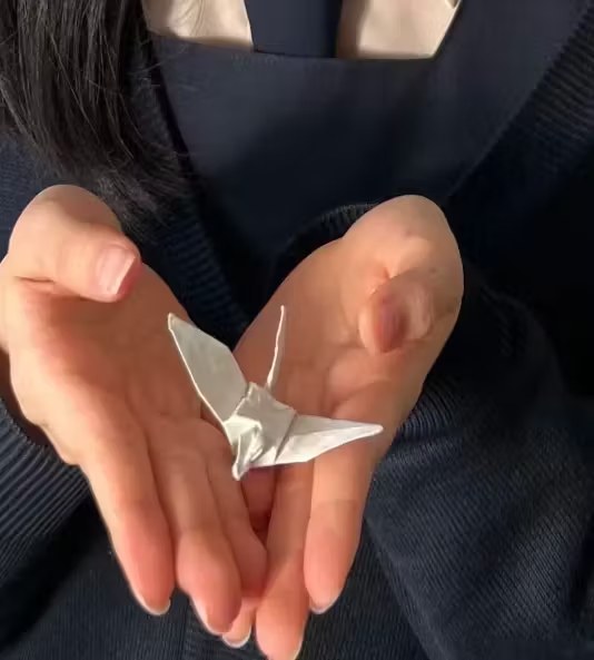 Una niña descubre un mensaje oculto en una grulla de papel una década después