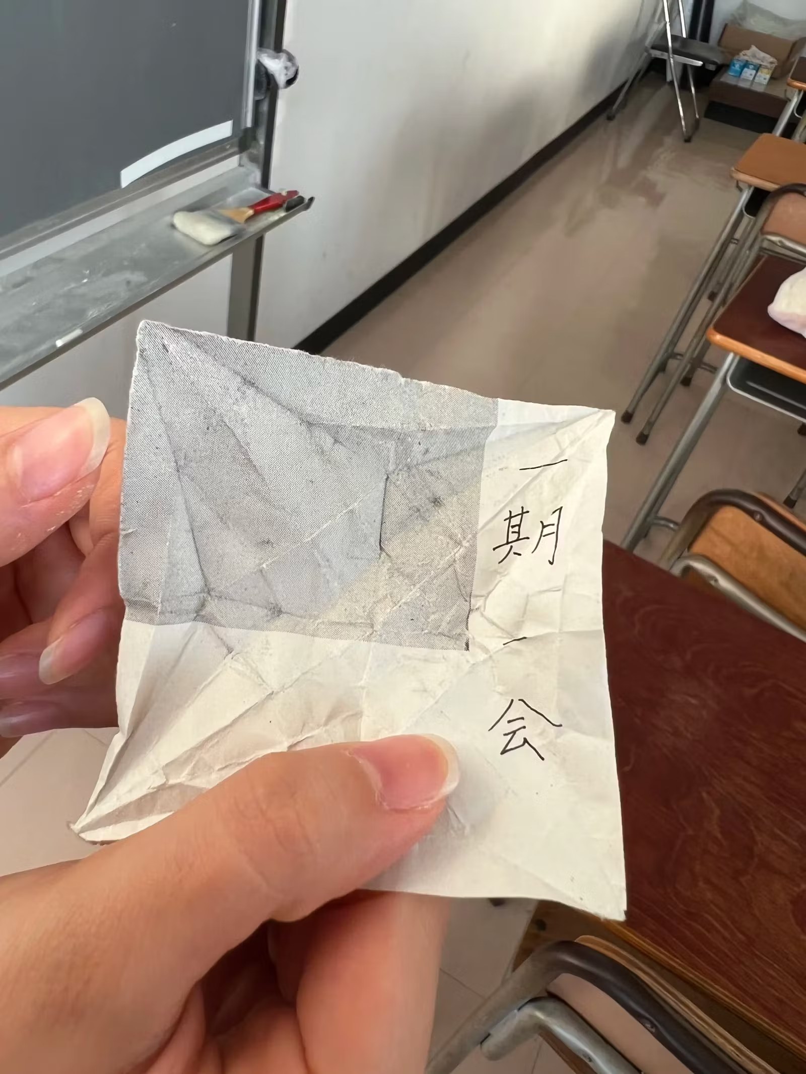 Una niña descubre un mensaje oculto en una grulla de papel una década después